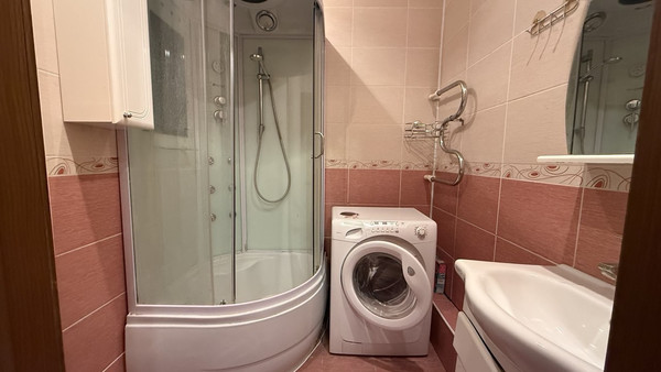 Продам трехкомнатную (3-комн.) квартиру, Рощинская ул, 17б, Гатчина г