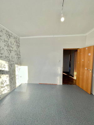 Продам трехкомнатную (3-комн.) квартиру, Большая ул, 194, Ишим г