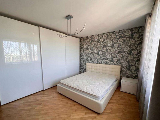 Продам трехкомнатную (3-комн.) квартиру, Козлова ул, 41, Симферополь г