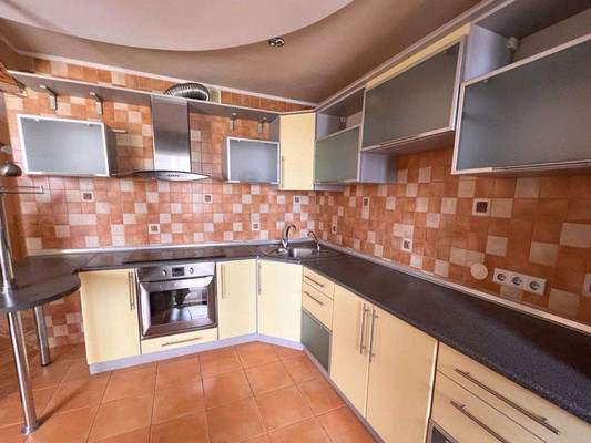 Продам трехкомнатную (3-комн.) квартиру, Козлова ул, 41, Симферополь г