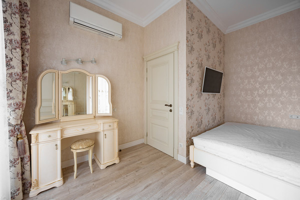 Продам трехкомнатную (3-комн.) квартиру, Киевская ул, 3А, Санкт-Петербург г