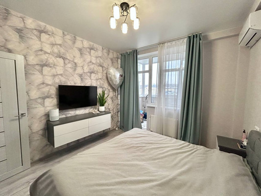 Продам двухкомнатную (2-комн.) квартиру, Батурина ул, 185, Симферополь г