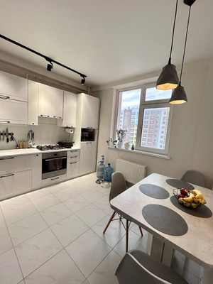 Продам двухкомнатную (2-комн.) квартиру, Батурина ул, 185, Симферополь г