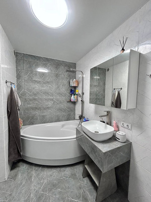 Продам двухкомнатную (2-комн.) квартиру, Батурина ул, 185, Симферополь г