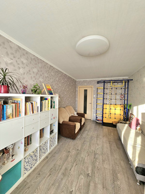 Продам трехкомнатную (3-комн.) квартиру, Глухарская ул, 5к1, Санкт-Петербург г