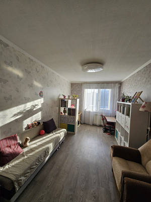 Продам трехкомнатную (3-комн.) квартиру, Глухарская ул, 5к1, Санкт-Петербург г