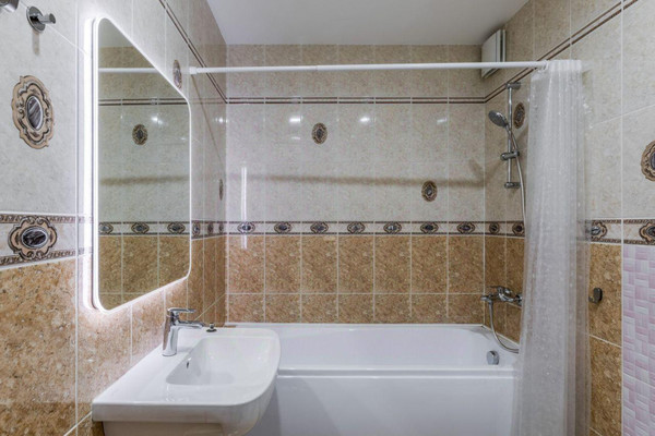 Продам многокомнатную квартиру, Жулебинский б-р, 5, Москва г