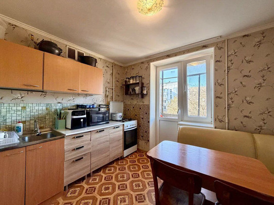 Продам трехкомнатную (3-комн.) квартиру, Генерала Родионова ул, 19, Симферополь г