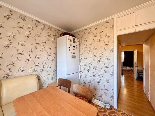 Продам трехкомнатную (3-комн.) квартиру, Генерала Родионова ул, 19, Симферополь г