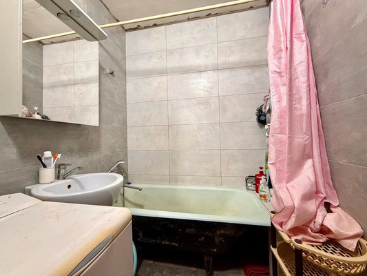 Продам трехкомнатную (3-комн.) квартиру, Генерала Родионова ул, 19, Симферополь г