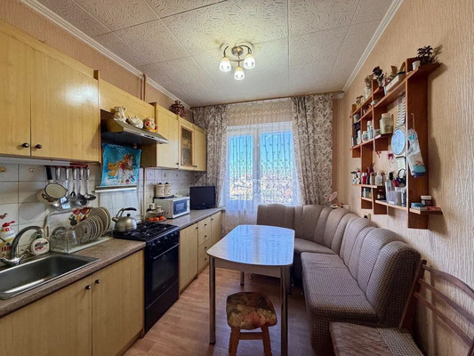 Продам трехкомнатную (3-комн.) квартиру, 60 лет Октября ул, 13/64, Симферополь г