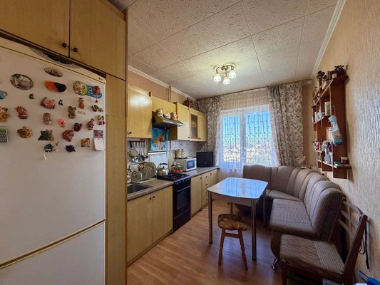 Продам трехкомнатную (3-комн.) квартиру, 60 лет Октября ул, 13/64, Симферополь г