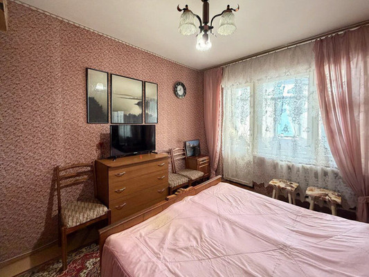 Продам трехкомнатную (3-комн.) квартиру, 60 лет Октября ул, 13/64, Симферополь г