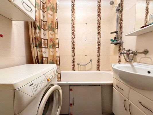 Продам трехкомнатную (3-комн.) квартиру, 60 лет Октября ул, 13/64, Симферополь г