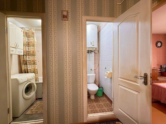 Продам трехкомнатную (3-комн.) квартиру, 60 лет Октября ул, 13/64, Симферополь г