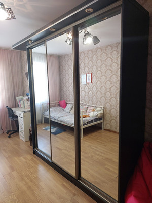 Продам трехкомнатную (3-комн.) квартиру, Нижняя ул, 19, Бугры п