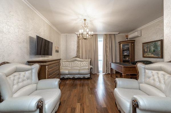 Продам трехкомнатную (3-комн.) квартиру, Большая Очаковская ул, 44к1, Москва г