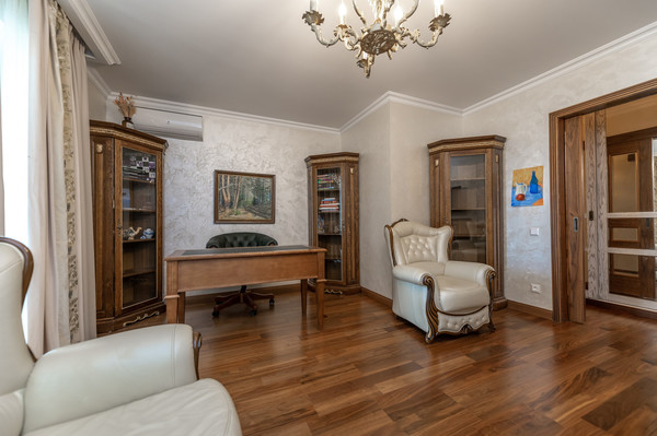 Продам трехкомнатную (3-комн.) квартиру, Большая Очаковская ул, 44к1, Москва г