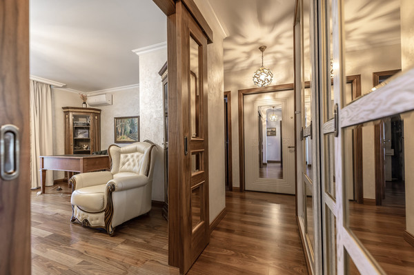 Продам трехкомнатную (3-комн.) квартиру, Большая Очаковская ул, 44к1, Москва г