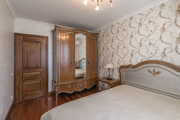 Продам трехкомнатную (3-комн.) квартиру, Большая Очаковская ул, 44к1, Москва г