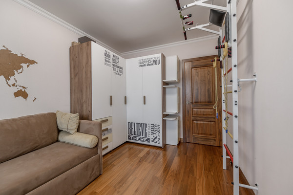 Продам трехкомнатную (3-комн.) квартиру, Большая Очаковская ул, 44к1, Москва г