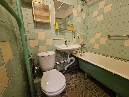 Продам трехкомнатную (3-комн.) квартиру, Валдайский проезд, 11, Москва г