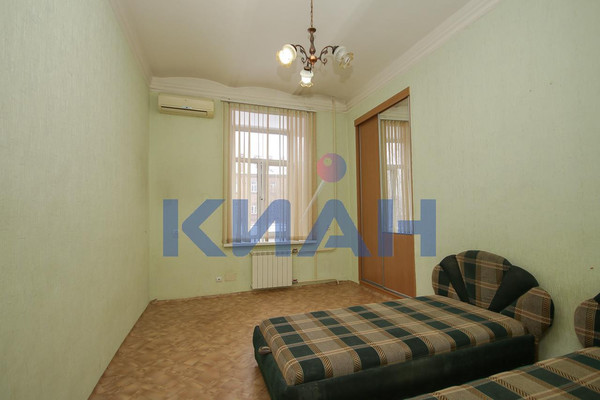 Продам трехкомнатную (3-комн.) квартиру, Малиновского ул, 8, Красноярск г