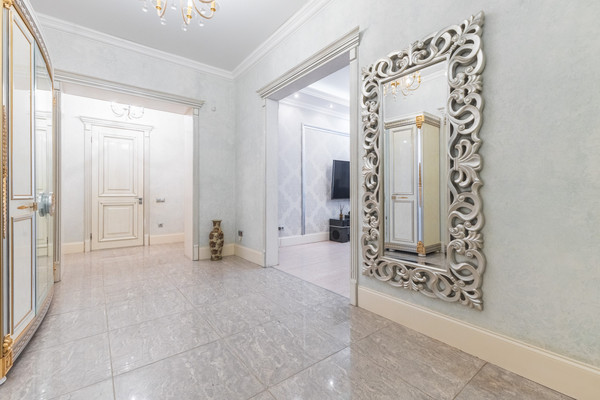 Продам трехкомнатную (3-комн.) квартиру, Чистопольская ул, 32, Казань г