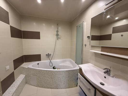 Продам двухкомнатную (2-комн.) квартиру, Камская ул, 31, Симферополь г