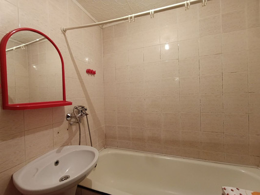 Продам двухкомнатную (2-комн.) квартиру, Октябрьская ул, 61, Калининград г