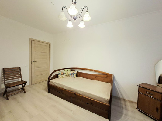 Продам трехкомнатную (3-комн.) квартиру, Десантника Вадима Чугунова б-р, 10/6, Новогорелово п