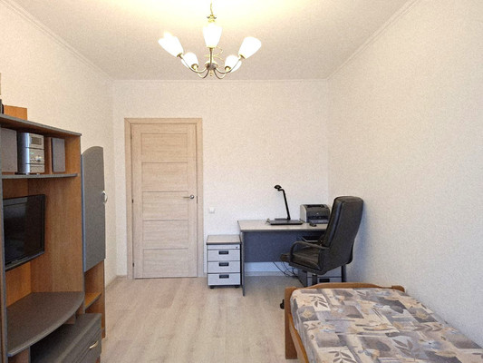 Продам трехкомнатную (3-комн.) квартиру, Десантника Вадима Чугунова б-р, 10/6, Новогорелово п