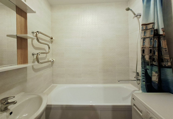 Продам трехкомнатную (3-комн.) квартиру, Десантника Вадима Чугунова б-р, 10/6, Новогорелово п