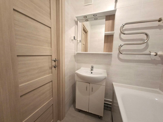 Продам трехкомнатную (3-комн.) квартиру, Десантника Вадима Чугунова б-р, 10/6, Новогорелово п