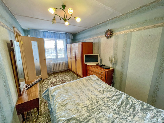 Продам трехкомнатную (3-комн.) квартиру, 2-й Микрорайон ул, 3, Эльбан рп