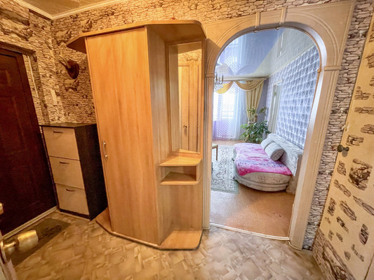 Продам трехкомнатную (3-комн.) квартиру, 2-й Микрорайон ул, 3, Эльбан рп