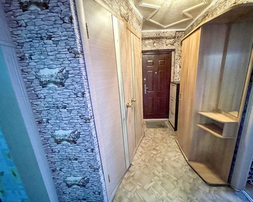 Продам трехкомнатную (3-комн.) квартиру, 2-й Микрорайон ул, 3, Эльбан рп