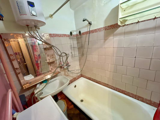 Продам трехкомнатную (3-комн.) квартиру, 2-й Микрорайон ул, 3, Эльбан рп