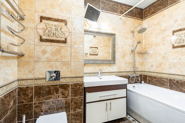 Продам трехкомнатную (3-комн.) квартиру, Ладожская ул, 107, Заневка д