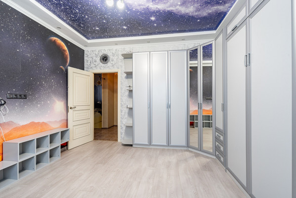 Продам трехкомнатную (3-комн.) квартиру, Ладожская ул, 107, Заневка д