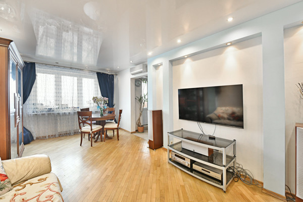 Продам трехкомнатную (3-комн.) квартиру, Большая Набережная ул, 19к2, Москва г