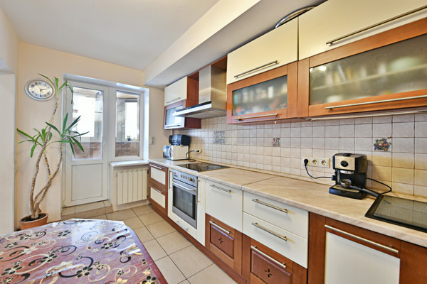 Продам трехкомнатную (3-комн.) квартиру, Большая Набережная ул, 19к2, Москва г