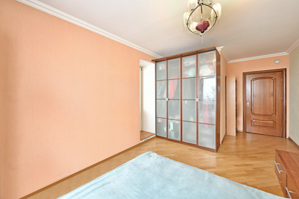 Продам трехкомнатную (3-комн.) квартиру, Большая Набережная ул, 19к2, Москва г