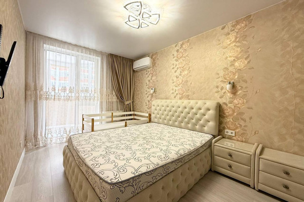 Продам трехкомнатную (3-комн.) квартиру, им. Цезаря Куникова ул, 24к2, Краснодар г