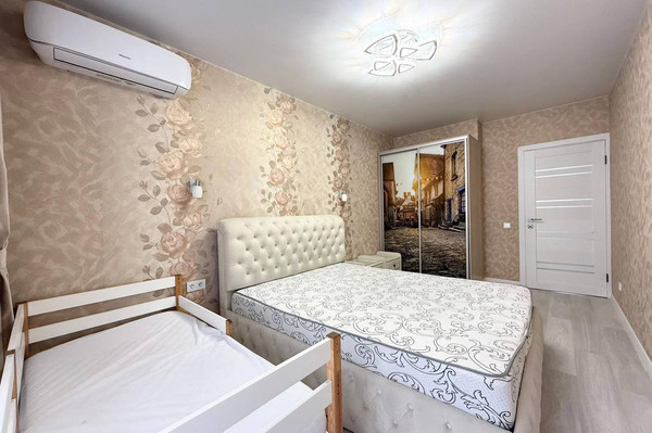 Продам трехкомнатную (3-комн.) квартиру, им. Цезаря Куникова ул, 24к2, Краснодар г