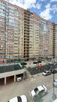 Продам трехкомнатную (3-комн.) квартиру, им. Цезаря Куникова ул, 24к2, Краснодар г