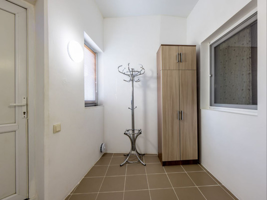 Продам трехкомнатную (3-комн.) квартиру, Ким ул, 32, Симферополь г