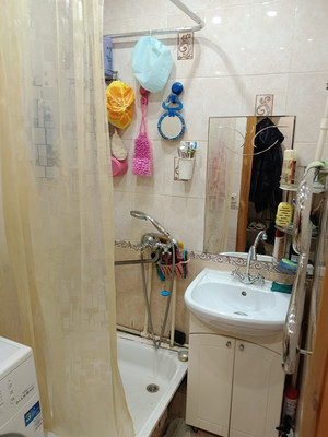 Продам комнату в 3-комн. квартире, Братьев Касимовых ул, 24, Казань г