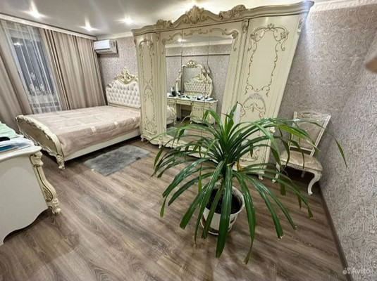 Продам трехкомнатную (3-комн.) квартиру, Меньшикова ул, 70, Тихорецк г