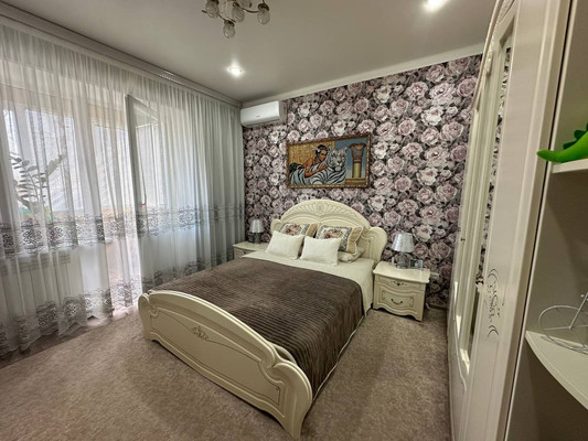 Продам трехкомнатную (3-комн.) квартиру, Железнодорожная ул, 49, Кропоткин г